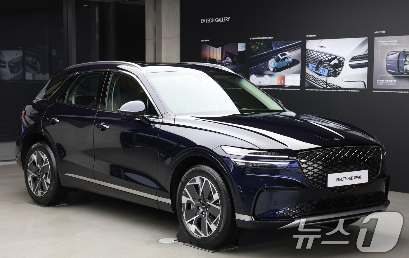 16일 오전 경기 용인시 수지구 제네시스 수지에서 열린 ‘제네시스 GV70 전동화 부분변경 모델 포토 미디어 데이’에서 GV70 전동화 부분변경 모델이 공개되고 있다. 2025.1.16/뉴스1 ⓒ News1 김영운 기자
