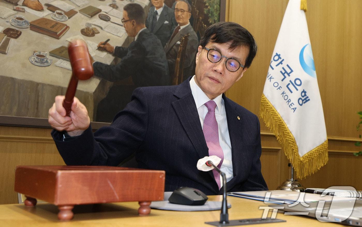 이창용 한국은행 총재가 16일 오전 서울 중구 한국은행에서 열린 금융통화위원회 본회의에서 의사봉을 두드리고 있다. 2025.1.16/뉴스1 ⓒ News1 사진공동취재단