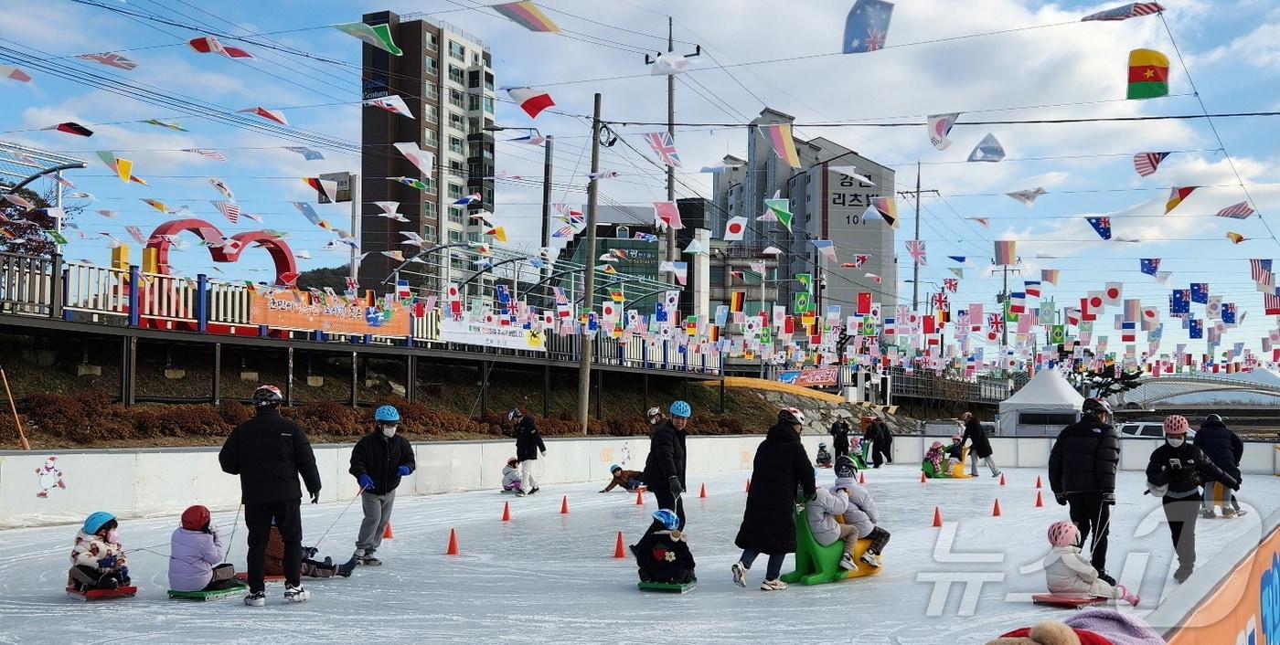충북 보은군 보은읍 시가지를 흐르는 보청천 하상주차장에 조성한 무료 얼음·눈썰매장을 찾은 가족 단위 나들이객들이 즐거운 한때를 보내고 있다. (보은군 제공) /뉴스1