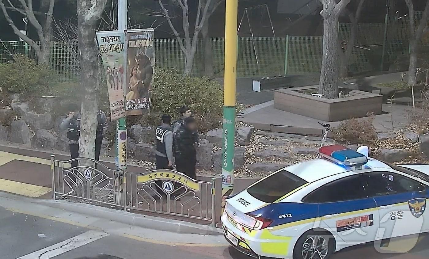 본문 이미지 - 실종 치매 노인이 울산 북구 CCTV 통합관제센터의 신속한 대응으로 무사히 가족 품으로 돌아갔다.(울산 북구 제공)