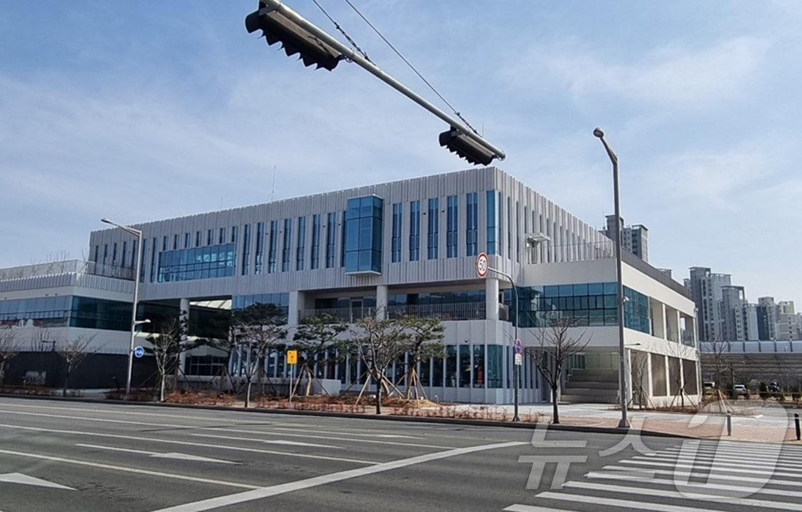 본문 이미지 - 대구혁신도시 복합문화센터 이용객 수가 시범 운영 보름만에 2만명을 넘어섰다. 사진은 복합문화센터 전경. (대구시 제공)/뉴스1