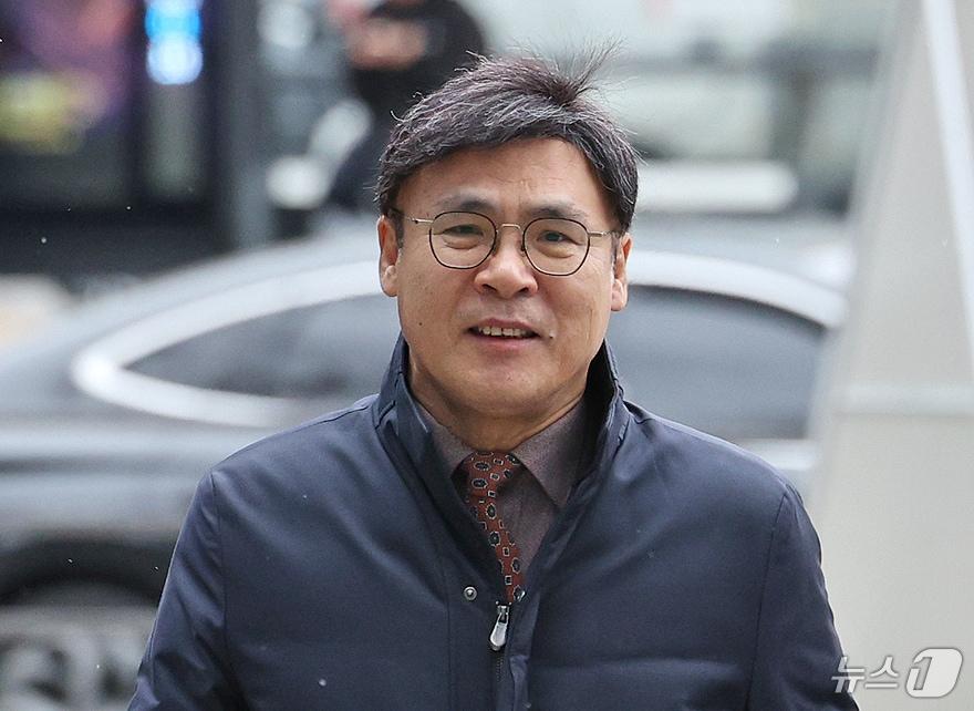 본문 이미지 - 김의철 전 KBS 사장이 서울 서초구 서울행정법원에서 열린 해임처분취소 소송 1심 선고에 출석하는 모습. 법원은 김 전 사장이 대통령 상대로 제기한 해임처분 취소 소송을 원고 승소로 판결했다. 2025.1.16/뉴스1 ⓒ News1 장수영 기자