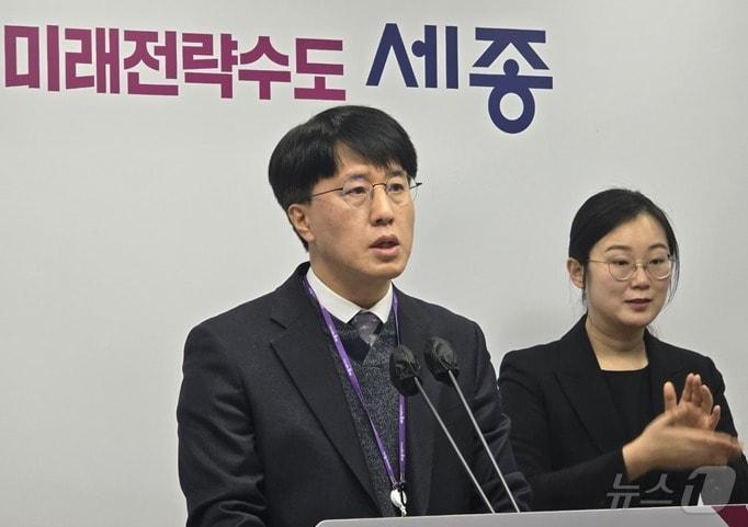 본문 이미지 - 16일 세종시청에서 브리핑하는 천흥빈 교통국장. ⓒ News1 장동열 기자