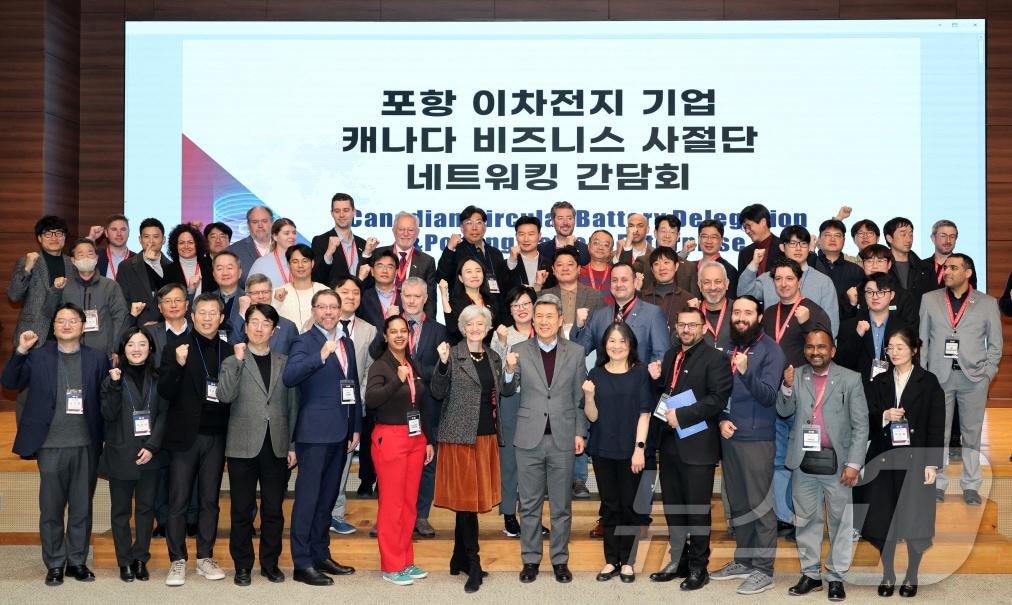본문 이미지 - 경북 포항시가 캐나다와 배터리 순환 경제를 위한 글로벌 협력체계를 구축하기로 한 가운데 15일  포항시를 방문한 타마라 모휘니 주한 캐나다 대사와 캐나다 비즈니스 사절단이 포하시청 대회의실에서 이강덕 포항시장과 지역 이차전지 관계자들과 함께 기념촬영을 하고 있다. (포항시제공) 2025.1.16/뉴스1