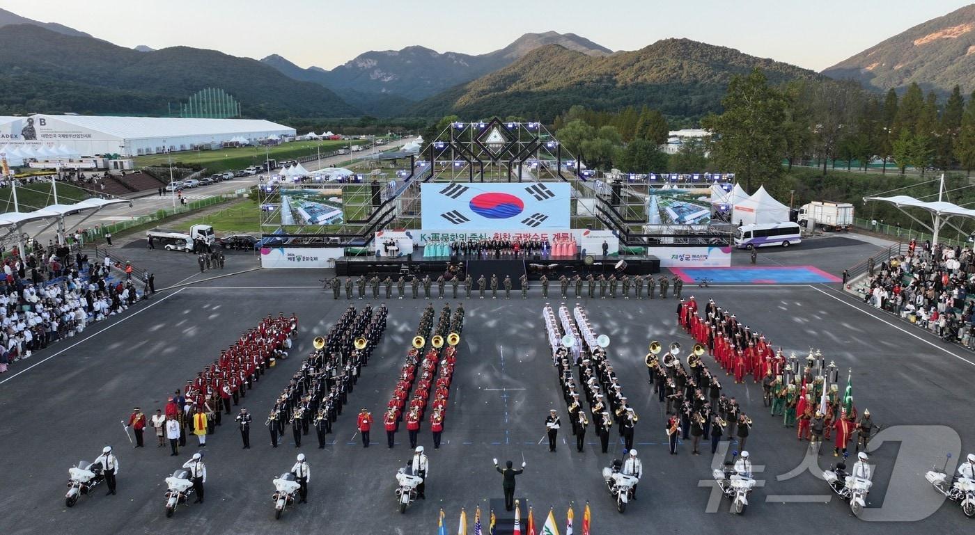 2024 계룡군문화축제 개막식에서 군악의장대가 도열해 있다. (계룡시 제공) /뉴스1