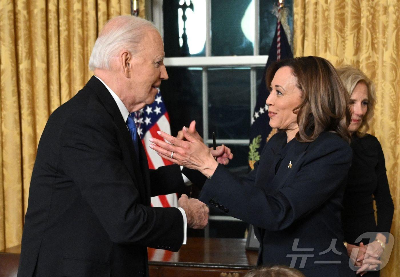조 바이든 전 미국 대통령이 지난 1월 15일&#40;현지시간&#41; 워싱턴 백악관에서 대통령 퇴임 5일을 앞둔 고별 연설을 마친 뒤 카멀라 해리스 부통령과 포옹을 하고 있다. 2025.01.16 ⓒ AFP=뉴스1 ⓒ News1 우동명 기자