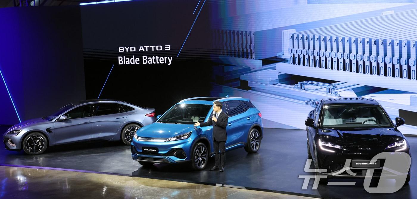 16일 인천시 중구 상상플랫폼에서 열린 BYD 승용 브랜드 론칭 미디어 쇼케이스에서 조인철 BYD 코리아 승용부문 대표가 차량을 소개하고 있다. 2025.1.16/뉴스1 ⓒ News1 김명섭 기자