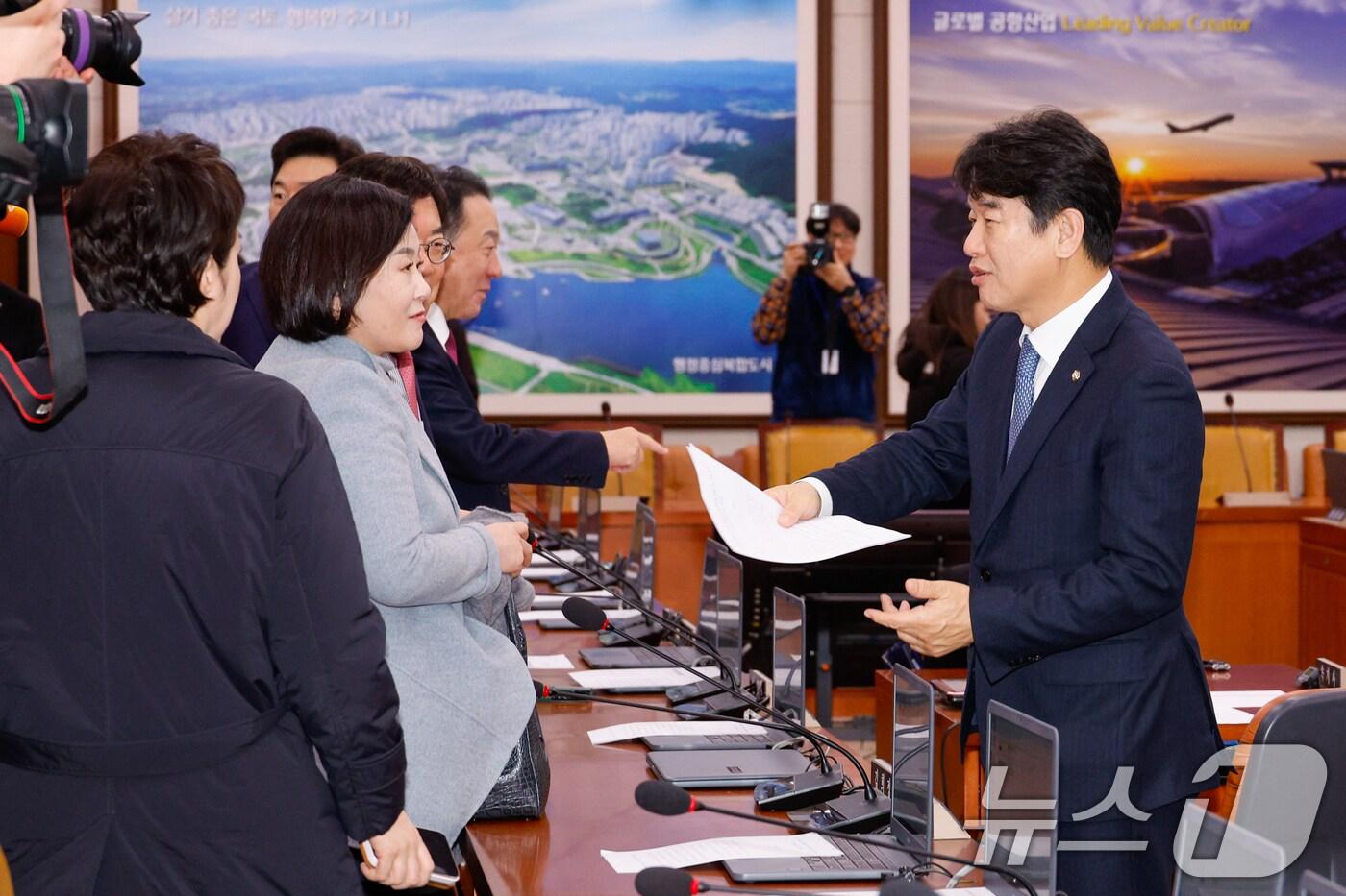 문진석 더불어민주당 간사(오른쪽)가 16일 서울 여의도 국회에서 열린 제420회국회(임시회) 제3차 국토교통위원회 전체회의에서 12·29 여객기 참사 피해자와 유가족에 대한 2차 가해 방지 및 엄정 대처 촉구 결의안이 채택된 뒤 여당 위원들과 대화하고 있다. 2025.1.16/뉴스1 ⓒ News1 안은나 기자