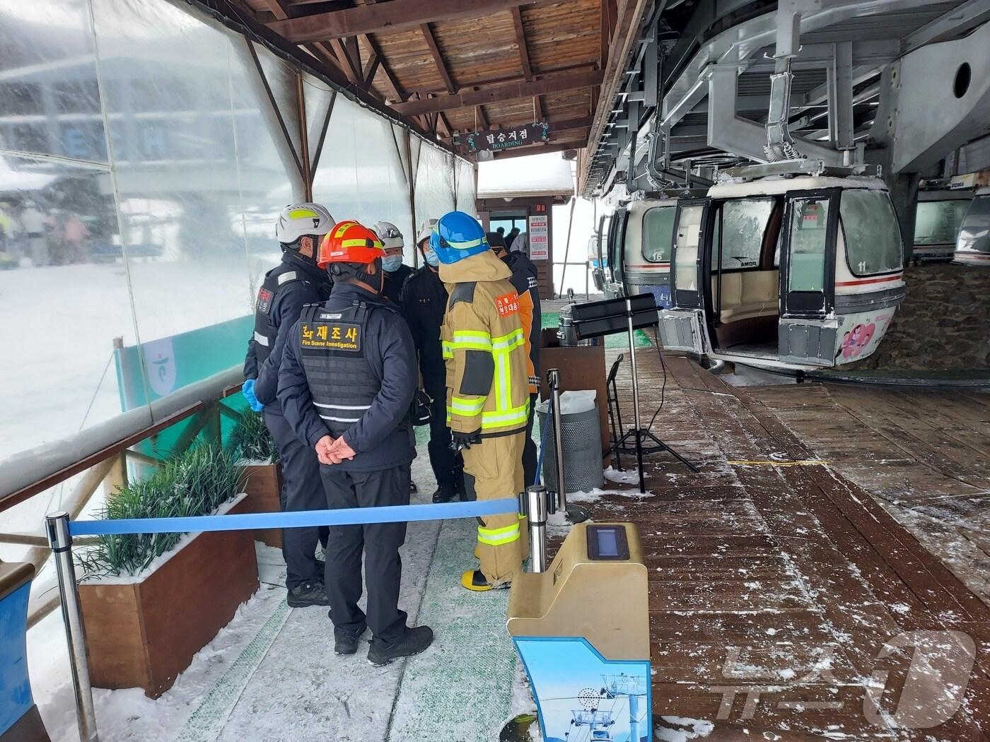 본문 이미지 - 16일 전북 무주 덕유산리조트에 따르면 전날 오후 2시 5분께 리조트에서 운행하는 곤돌라가 멈췄다. 지난 9일에 이어 엿새만에 사고다. 사진은 9일 사고 현장.(전북소방 제공) 2025.1.16/뉴스1
