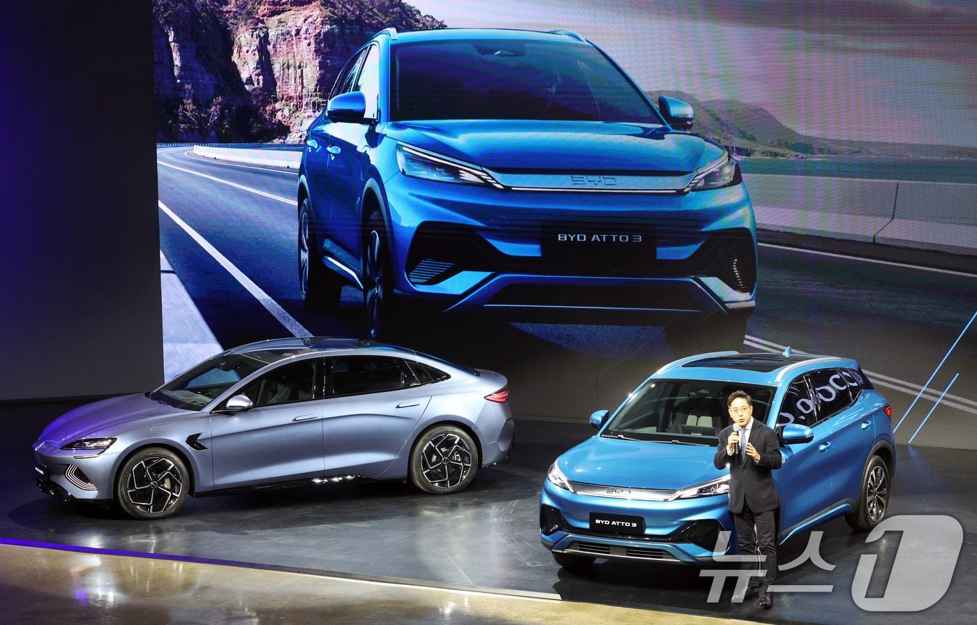 지난 1월 인천 중구 상상플랫폼에서 열린 BYD 승용 브랜드 런칭 미디어 쇼케이스에서 조인철 BYD 코리아 승용부문 대표가 아토3&#40;ATTO3&#41;차량을 소개하고 있는 모습&lt;자료사진&gt;. 2025.1.16/뉴스1 ⓒ News1 김명섭 기자