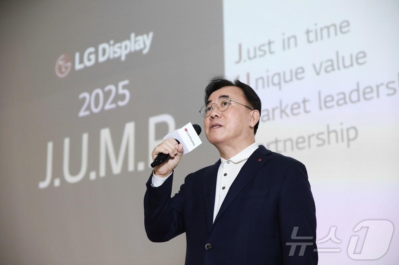 본문 이미지 - 정철동 LG디스플레이 대표이사 사장이 16일 서울 강서구 LG마곡사이언스파크에서 열린 'LG디스플레이 4세대 OLED(유기발광다이오드) 패널 기술 설명회'에서 발언하고 있다(LG디스플레이 제공). ⓒ News1