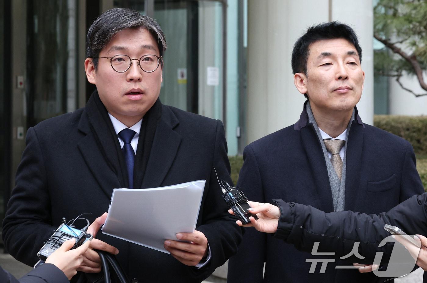 &#39;12·3 비상계엄 사태&#39; 관련 내란 혐의로 기소된 김용현 전 국방부 장관 측 변호인단 이하상&#40;왼쪽&#41;, 유승수 변호사가 16일 오전 서울 서초구 서울중앙지법에서 열린 첫 공판준비기일을 마친 뒤 김 전 장관의 입장문을 읽고 있다. 2025.1.16/뉴스1 ⓒ News1 장수영 기자