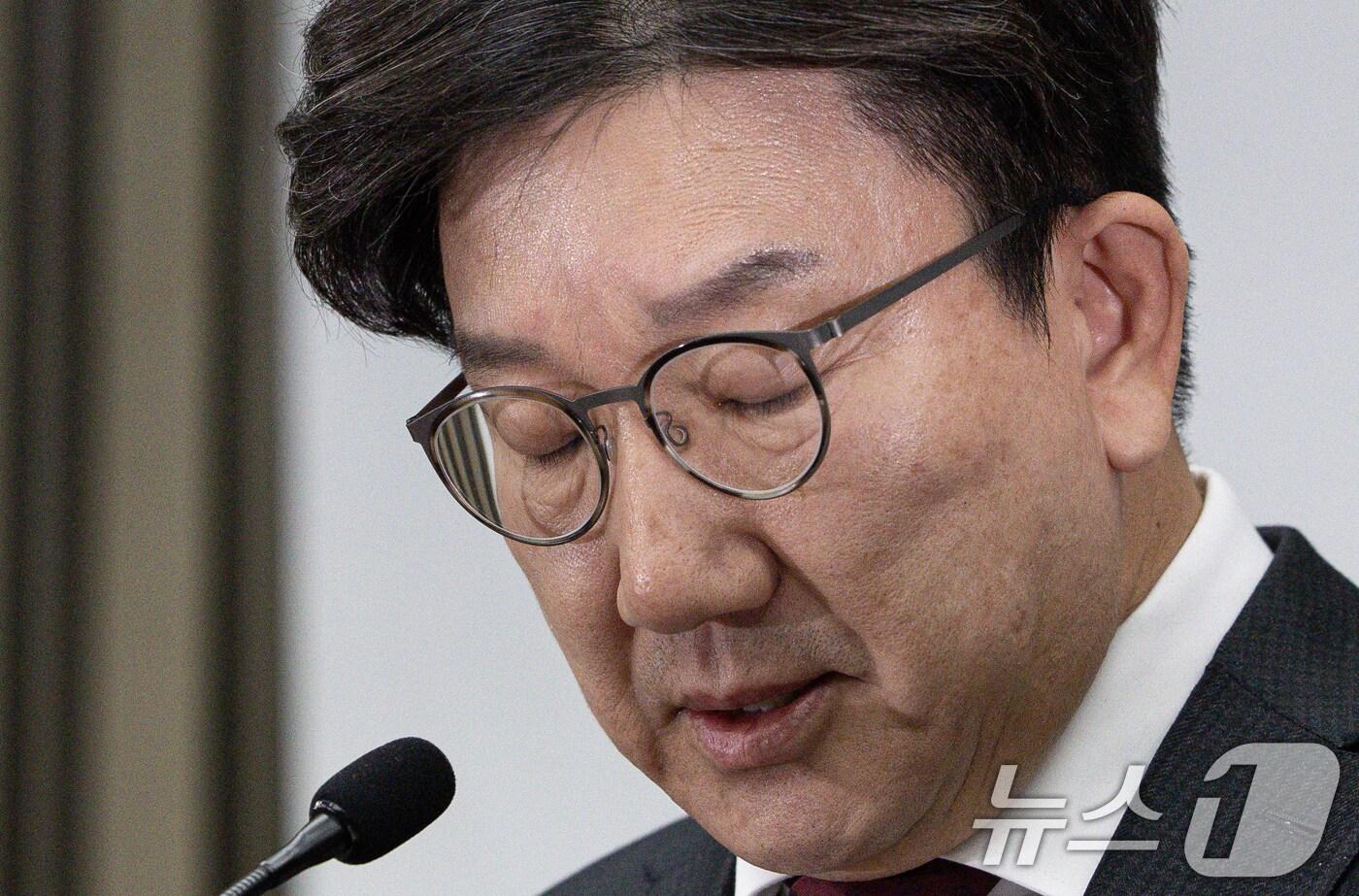 권성동 국민의힘 원내대표가 16일 오전 서울 여의도 국회에서 열린 의원총회에서 윤석열 대통령 관련 발언을 하는 도중 목이 메이고 있다. 2025.1.16/뉴스1 ⓒ News1 이재명 기자