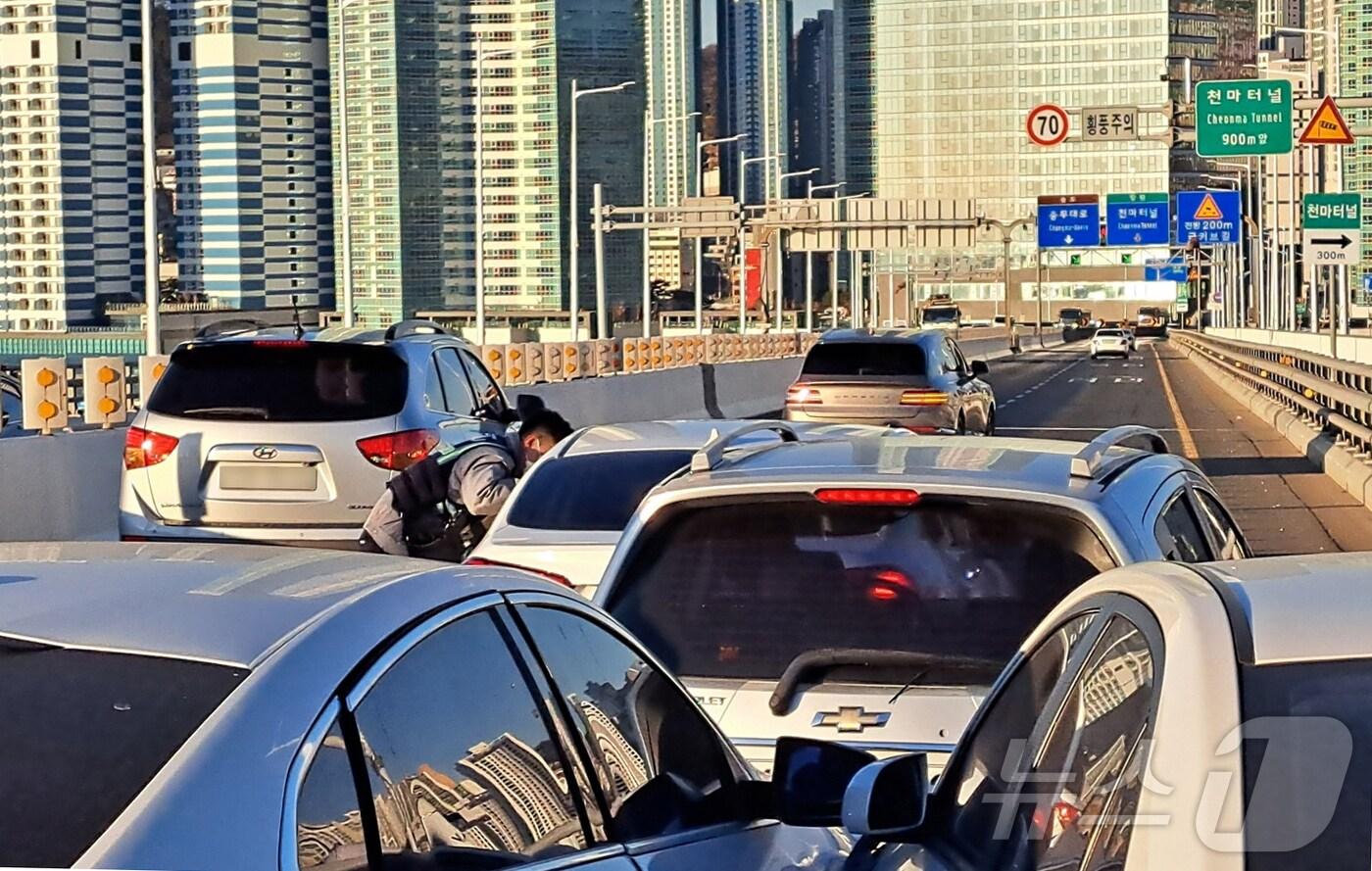 16일 오전 부산 영도구 남항대교에서 5중 추돌 사고가 발생해 경찰이 현장을 통제하고 있다. (부산경찰청 제공)