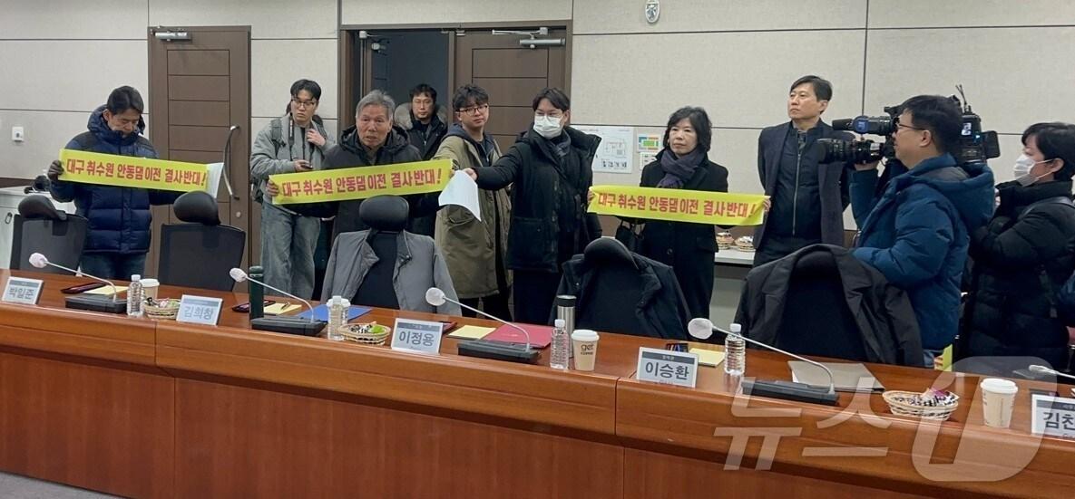 본문 이미지 - 대구와 경북지역 환경단체 등이 16일 홍준표 대구시장의 공약인 '맑은물 하이웨이' 사업 국책사업화를 위한 국가물관리위원회 산하 낙동강유역물관리위원회의 정책분과 회의 안건 상정 시도를 중단할 것을 촉구하고 있다. (대구환경운동연합 제공) 2025.11.16/뉴스1