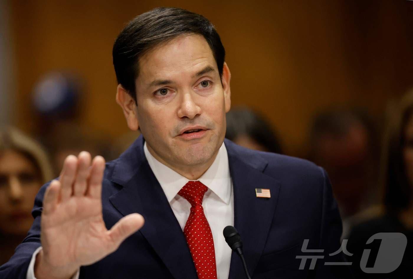 마코 루비오 미국 국무장관 후보자가 15일(현지시간) 워싱턴 의사당 상원 외교위원회 인사 청문회에 출석해 “모스크바, 테헤란, 평양에서 독재자들과 불량 국가들은 혼란과 불안정을 조장하면서 서로 지원하고 있다”고 밝히고 있다. 2025.01.16 ⓒ AFP=뉴스1 ⓒ News1 우동명 기자