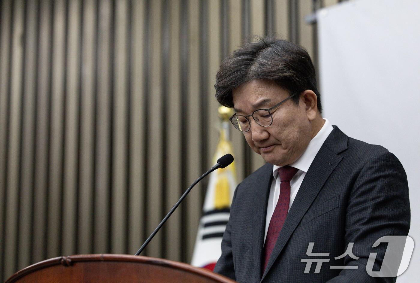 권성동 국민의힘 원내대표가 16일 오전 서울 여의도 국회에서 열린 의원총회에서 윤석열 대통령 관련 발언을 하는 도중 울먹울먹하고 있다. 2025.1.16/뉴스1 ⓒ News1 이재명 기자