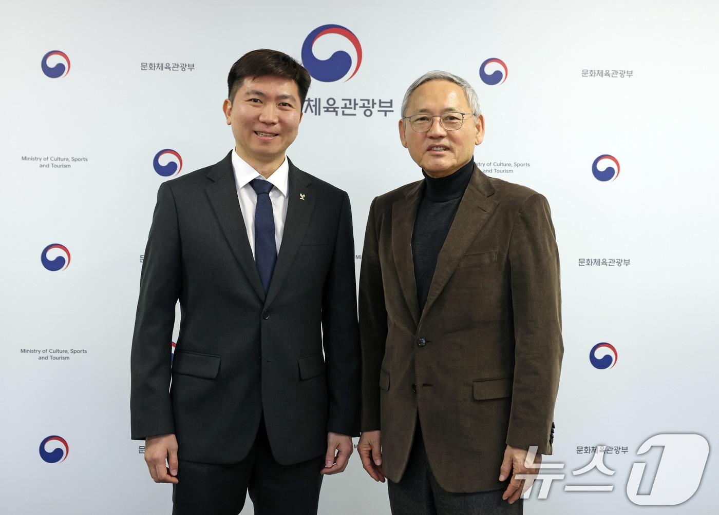 본문 이미지 - 유인촌 문화체육관광부 장관이 16일 서울 종로구 국립현대미술관 회의실에서 유승민 제42대 대한체육회장 당선인과 인사 후 기념촬영을 하고 있다. &#40;문화체육관광부 제공&#41; 2025.1.16/뉴스1