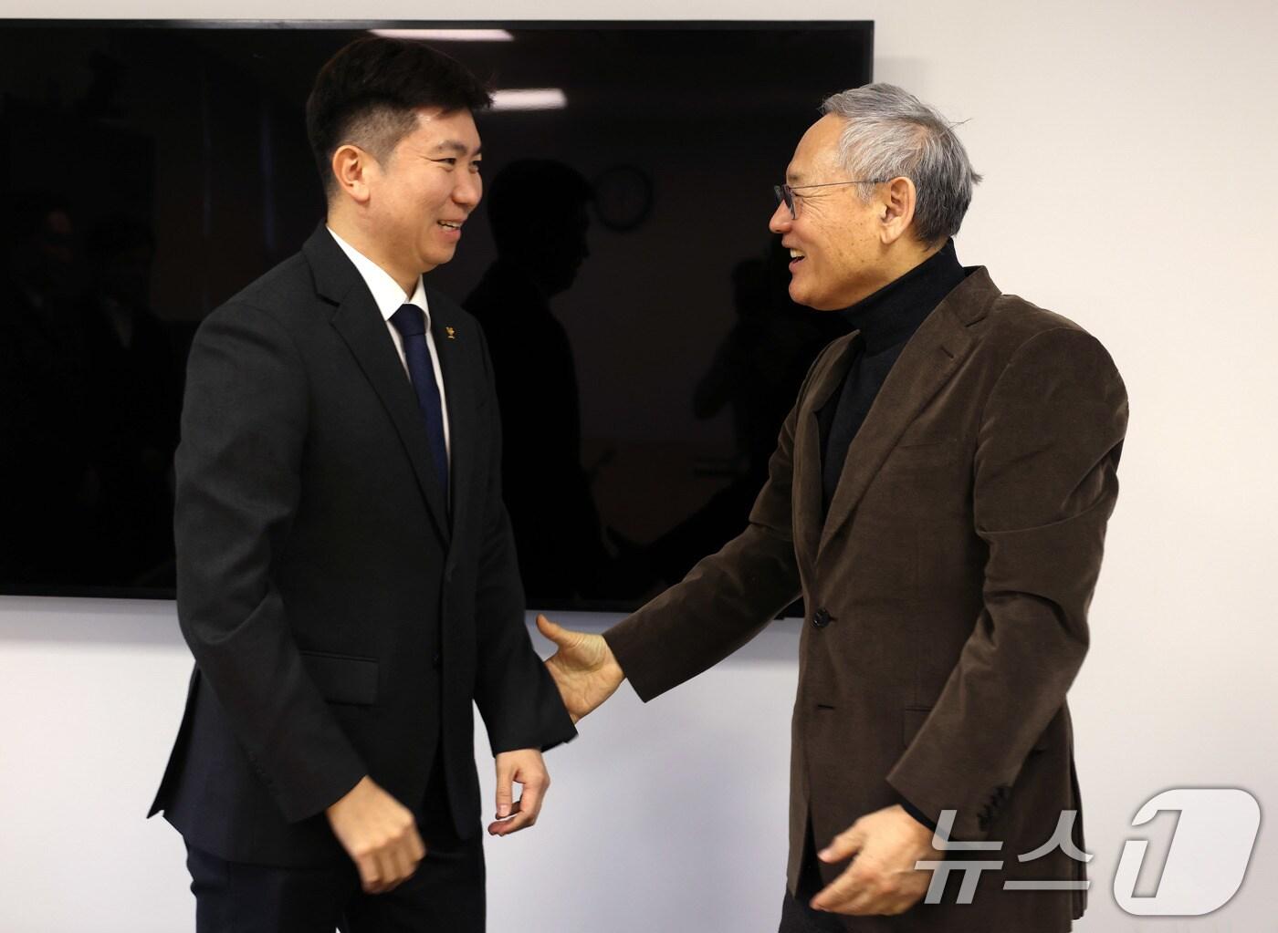 본문 이미지 - 유인촌 문화체육관광부 장관이 16일 서울 종로구 국립현대미술관 회의실에서 유승민 제42대 대한체육회장 당선인과 인사를 나누고 있다. &#40;문화체육관광부 제공&#41; 2025.1.16/뉴스1