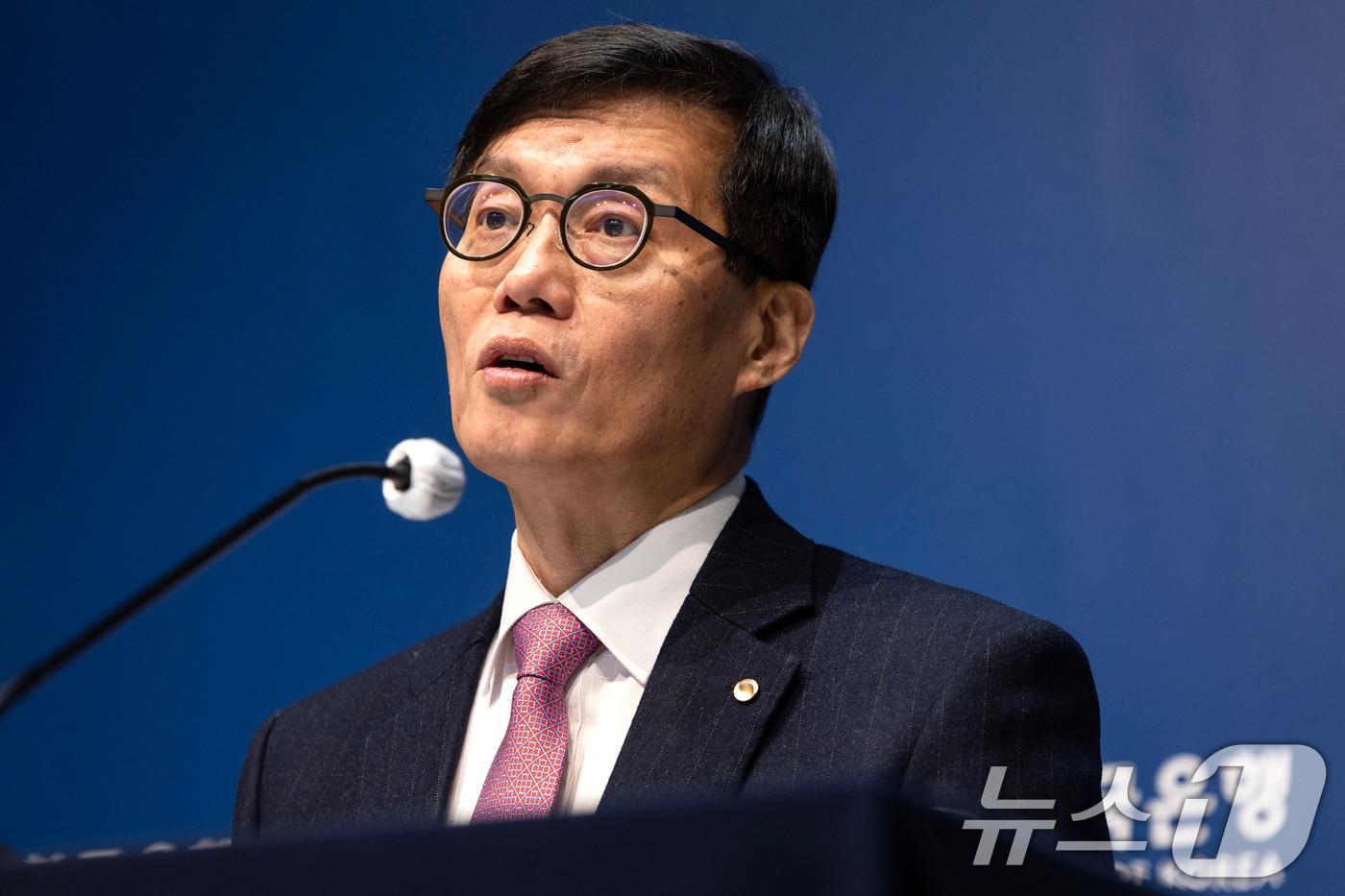 본문 이미지 - 이창용 한국은행 총재가 16일 서울 중구 한국은행에서 통화정책방향 기자간담회를 하고 있다. 2025.1.16/뉴스1 ⓒ News1 사진공동취재단