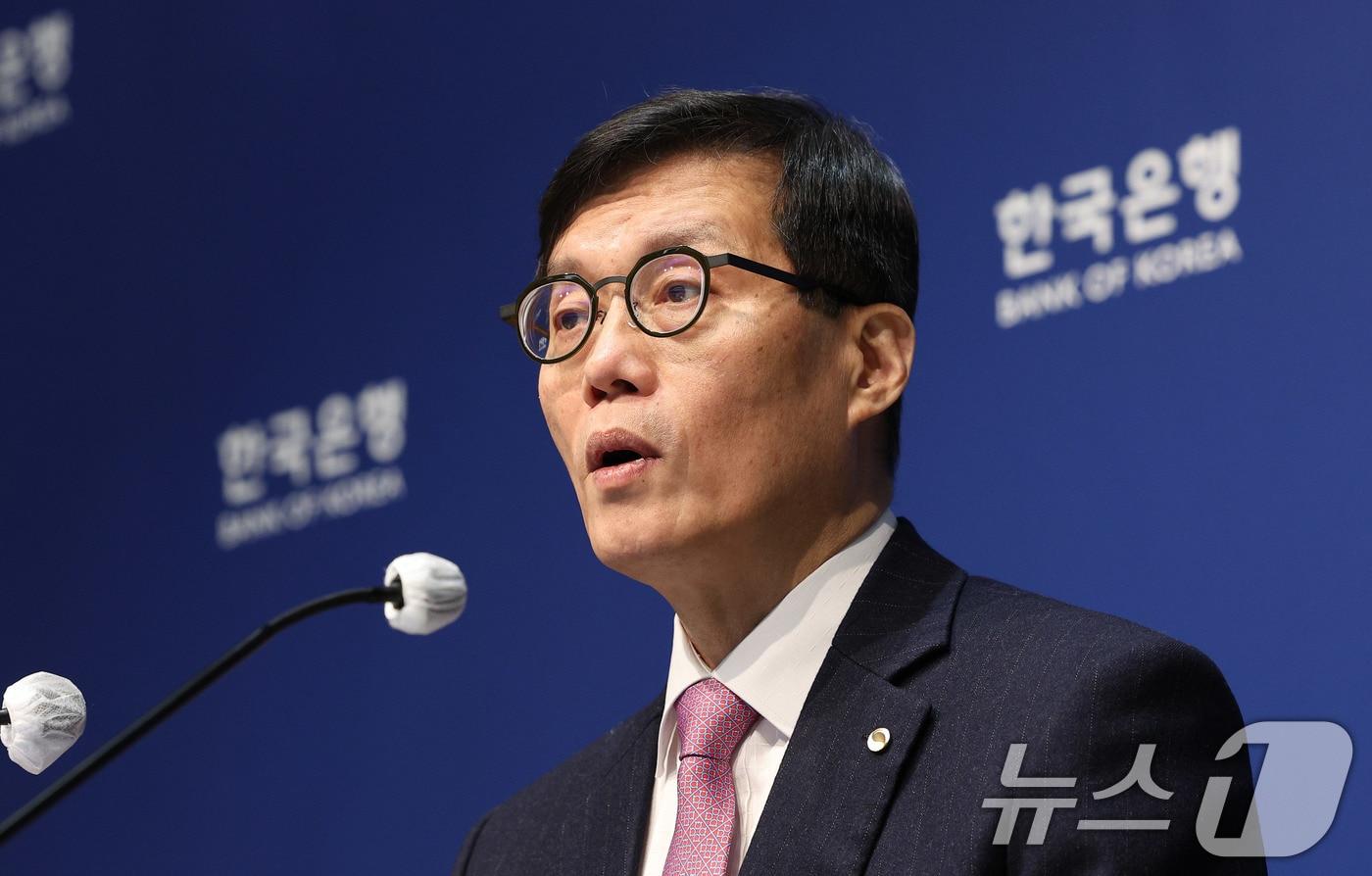 본문 이미지 - 이창용 한국은행 총재가 16일 서울 중구 한국은행에서 통화정책방향 기자간담회를 하고 있다. 2025.1.16/뉴스1 ⓒ News1 사진공동취재단
