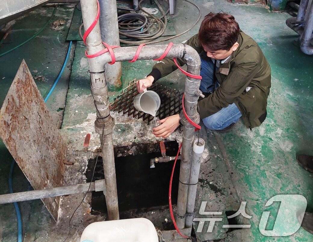 본문 이미지 - 광주시 특별감시반이 환경 오염 물질 배출 사업장을 대상으로 특별 감시활동을 벌이고 있다.&#40;광주시 제공&#41;/뉴스1 