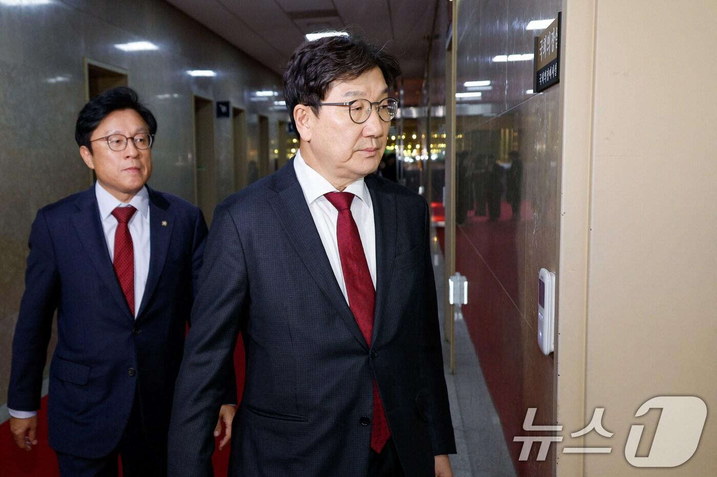본문 이미지 - 권성동 국민의힘 원내대표(오른쪽)와 박형수 원내수석부대표가 16일 오후 우원식 국회의장 면담을 위해 서울 여의도 국회 의장실로 향하고 있다. 2025.1.16/뉴스1 ⓒ News1 안은나 기자