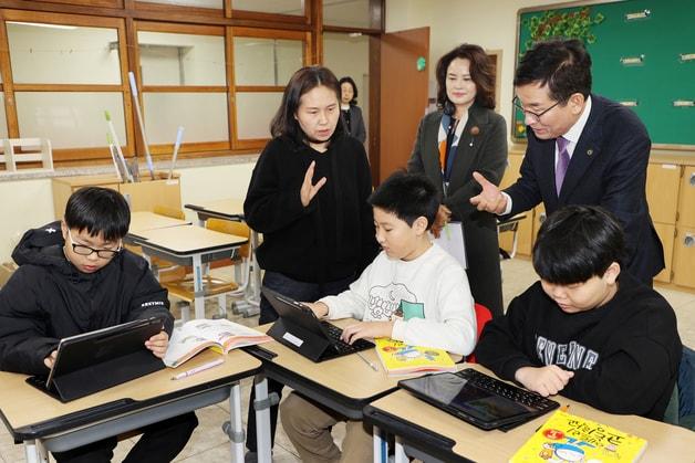 본문 이미지 - 청주 서경초등학교 겨울방학 학력도약 이음교실 찾은 윤건영 충북교육감.(충북도교육청 제공)/뉴스1
