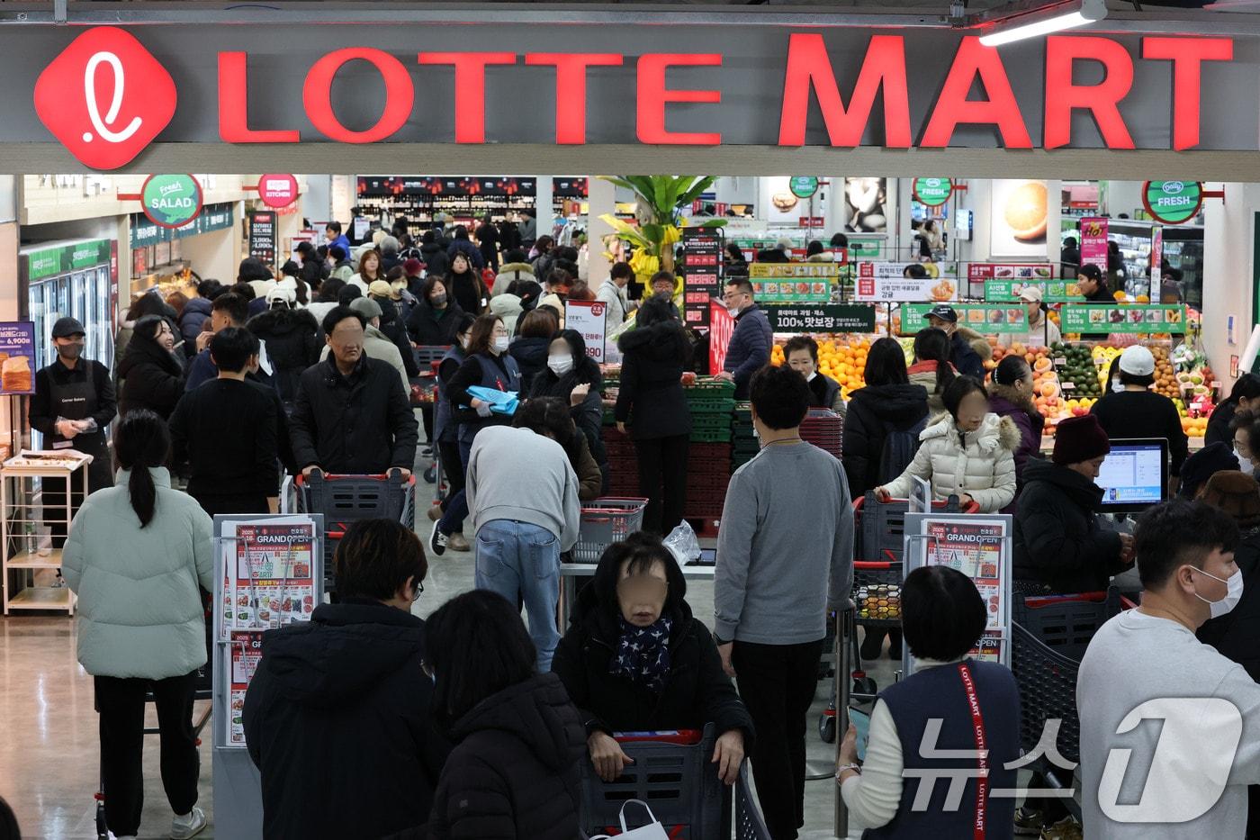 16일 서울 강동구에 오픈한 롯데마트 천호점이 고객들로 붐비고 있다. 2025.1.16/뉴스1 ⓒ News1 박세연 기자