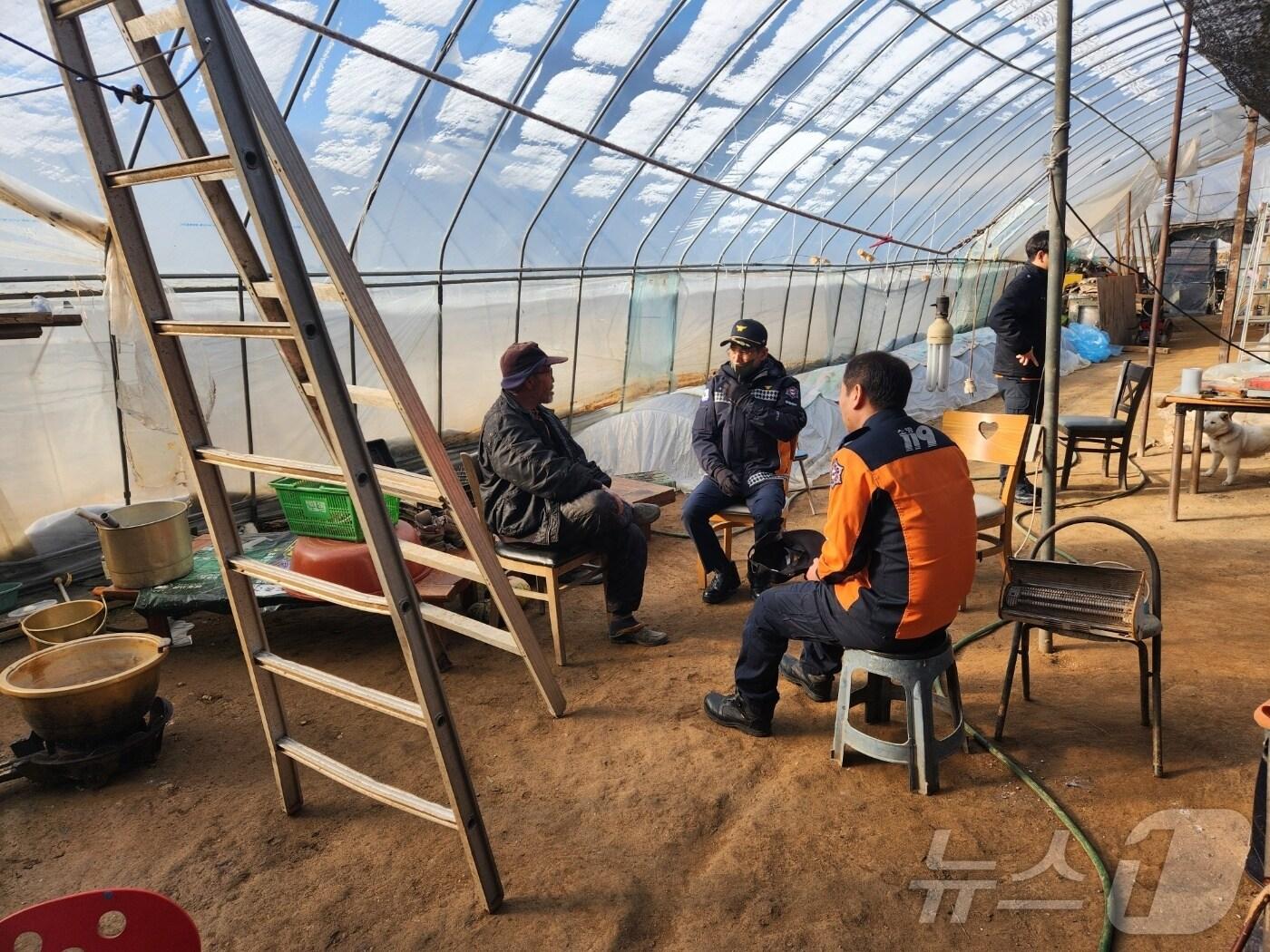 본문 이미지 - 경기 분당소방서가 출동로가 좁고 오래된 주거용 비닐하우스를 대상으로 화재예방 컨설팅을 진행했다.&#40;분당소방서 제공&#41;/