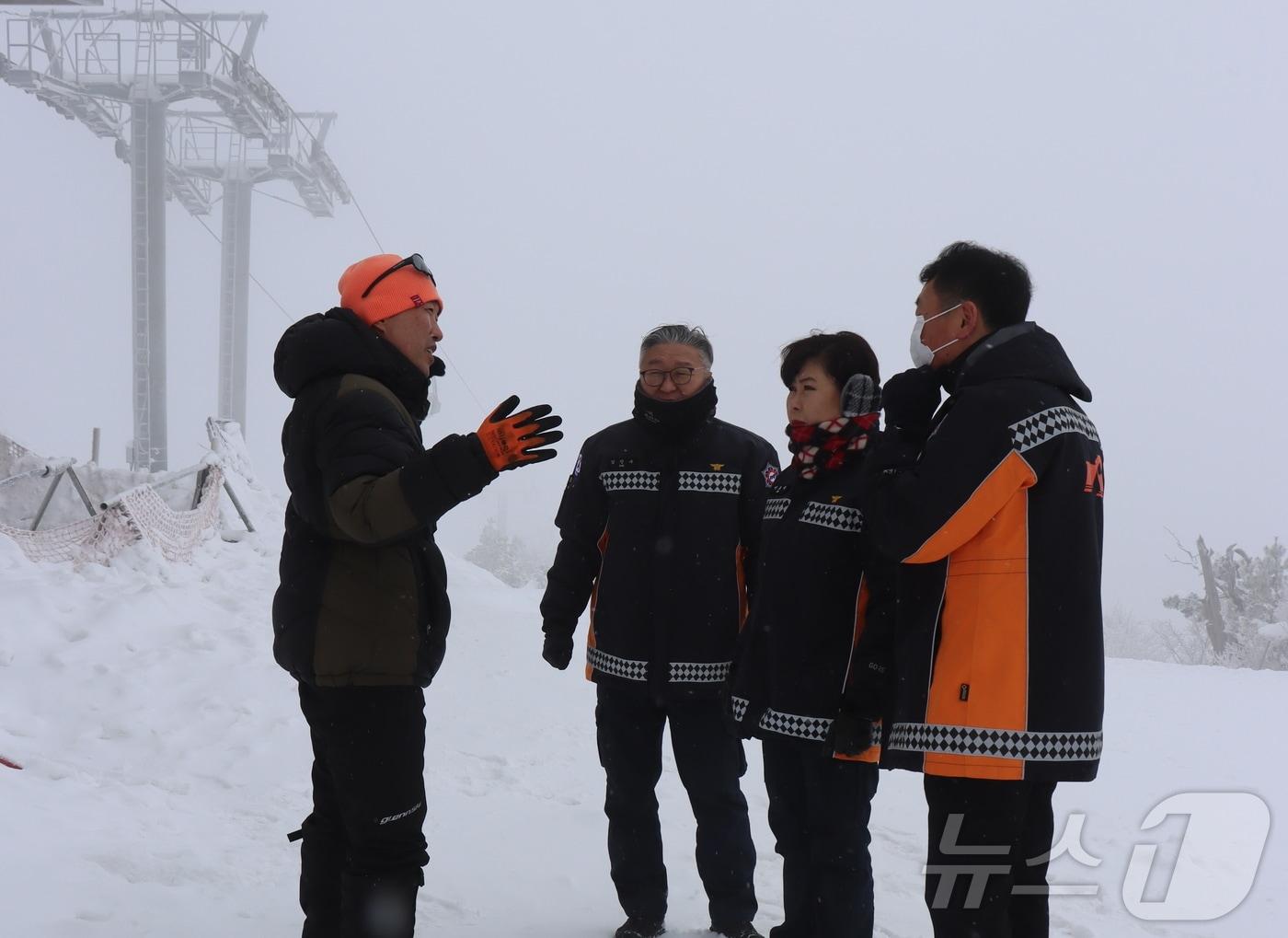 본문 이미지 - 16일 전북소방본부는 최근 곤돌라 멈춤 사고가 잇따라 발생한 무주 덕유산리조트를 방문해 겨울철 안전사고 예방을 위한 현장점검을 실시했다고 밝혔다.(전북소방 제공) 2025.1.16/뉴스1