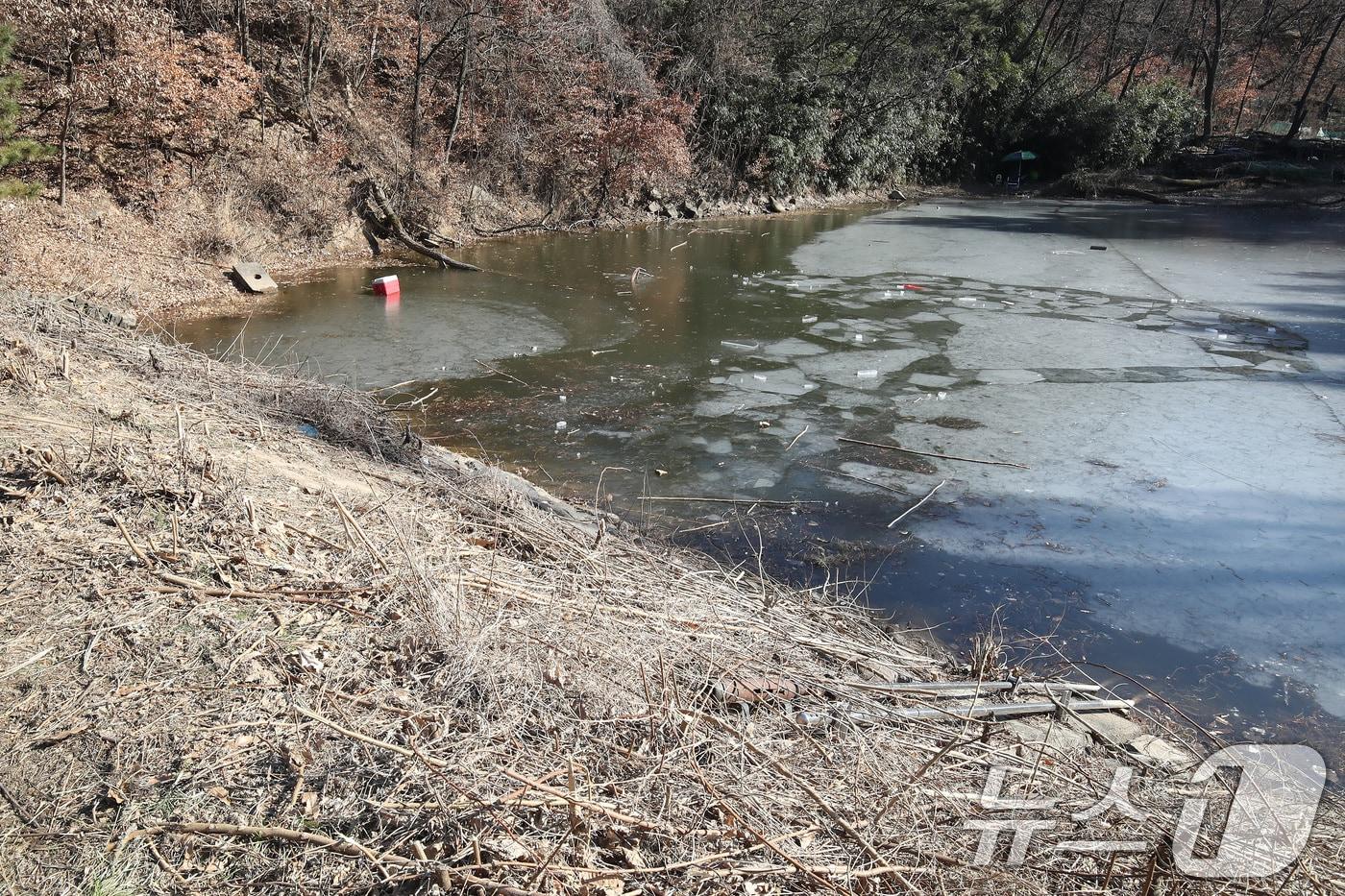 16일 오후 대구 달성군 다사읍 서재리 한 저수지에 통제선이나 경고 안내문 하나 없이 누구나 드나들 수 있도록 방치돼 있다. 지난 13일 오후 이 저수지 빙판 위에서 중학생 11명이 놀다가 얼음이 깨지면서 6명이 물에 빠졌고, 1명이 숨졌다. 2025.1.16/뉴스1 ⓒ News1 공정식 기자
