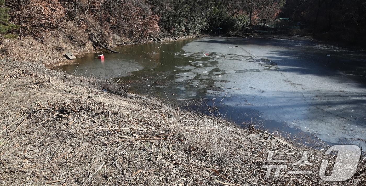 본문 이미지 - 인명 피해가 발생한 대구 달성군 다사읍 서재리 한 저수지에는 경고 안내문 하나 없이 누구나 드나들 수 있는 상태로 방치돼 있다. 2025.1.16/뉴스1 ⓒ News1 공정식 기자