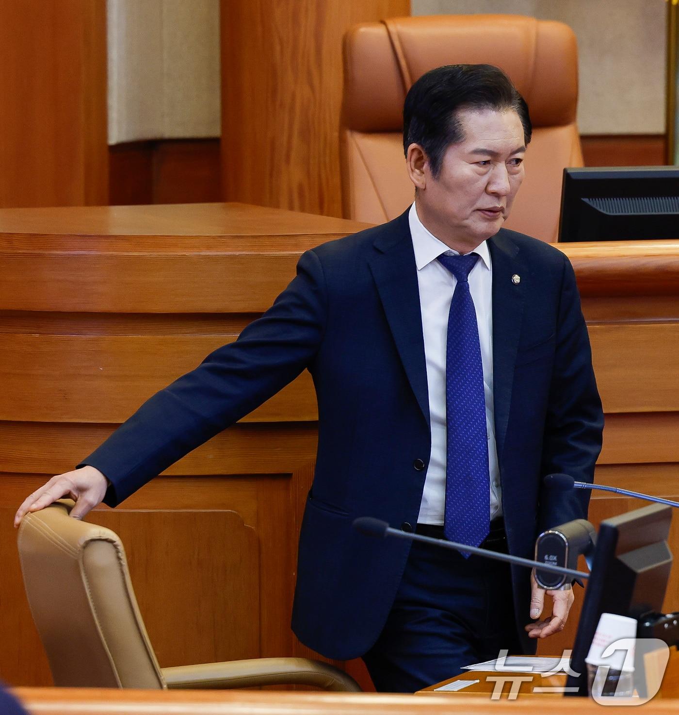 본문 이미지 - 16일 서울 종로구 헌법재판소 대심판정에서 열린 윤석열 대통령 탄핵심판 2회 변론기일에 정청래 국회 탄핵소추단장이 출석하고 있다. (공동취재) 2025.1.16/뉴스1 ⓒ News1 황기선 기자