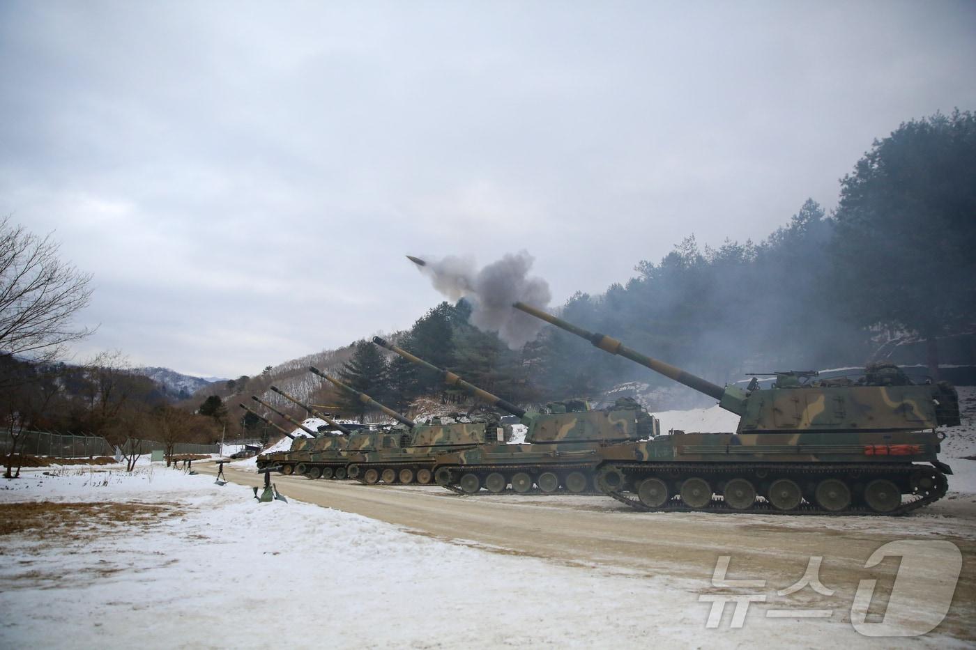 본문 이미지 - K-9자주포 포탄사격.(육군 2포병여단 제공)/뉴스1