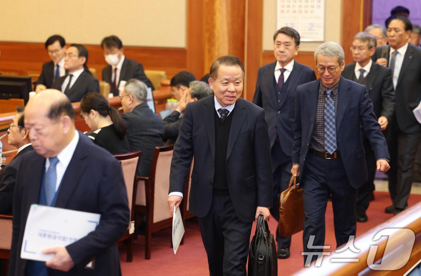 김이수 국회 탄핵소추 대리인단 공동대표가 16일 오후 서울 종로구 헌법재판소 대심판정에서 열린 윤석열 대통령 탄핵심판 2회 변론기일에 참석하고 있다. (공동취재) 2025.1.16/뉴스1 ⓒ News1 황기선 기자