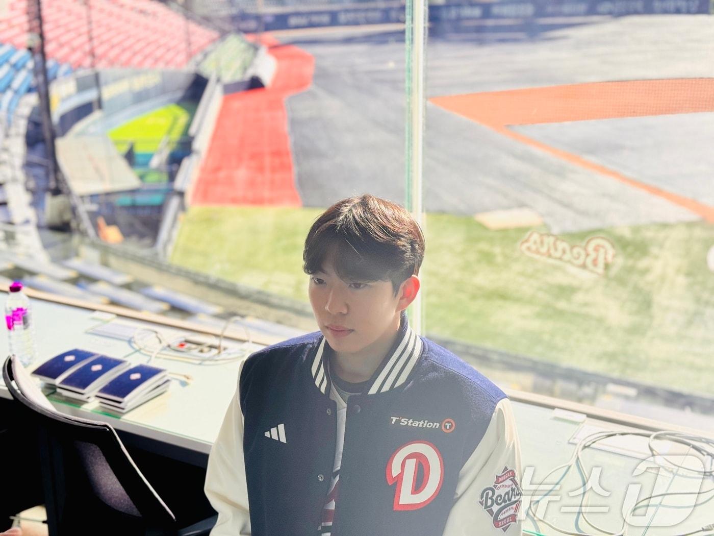 본문 이미지 - 두산 외야수 김민석이 15일 취재진과 인터뷰를 하고 있다.2025.1.15/뉴스1 ⓒ News1 서장원 기자