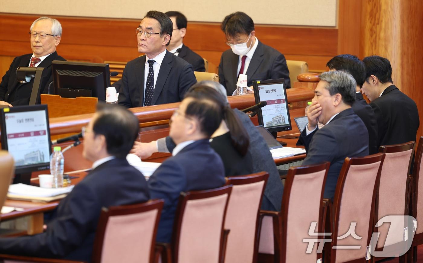 본문 이미지 - 윤석열 대통령 측 변호인단 배보윤 변호사가 16일 오후 서울 종로구 헌법재판소 대심판정에서 열린 윤석열 대통령 탄핵심판 2회 변론기일에 자리하고 있다. (공동취재) 2025.1.16/뉴스1(공동취재) 2025.1.16/뉴스1 ⓒ News1 황기선 기자