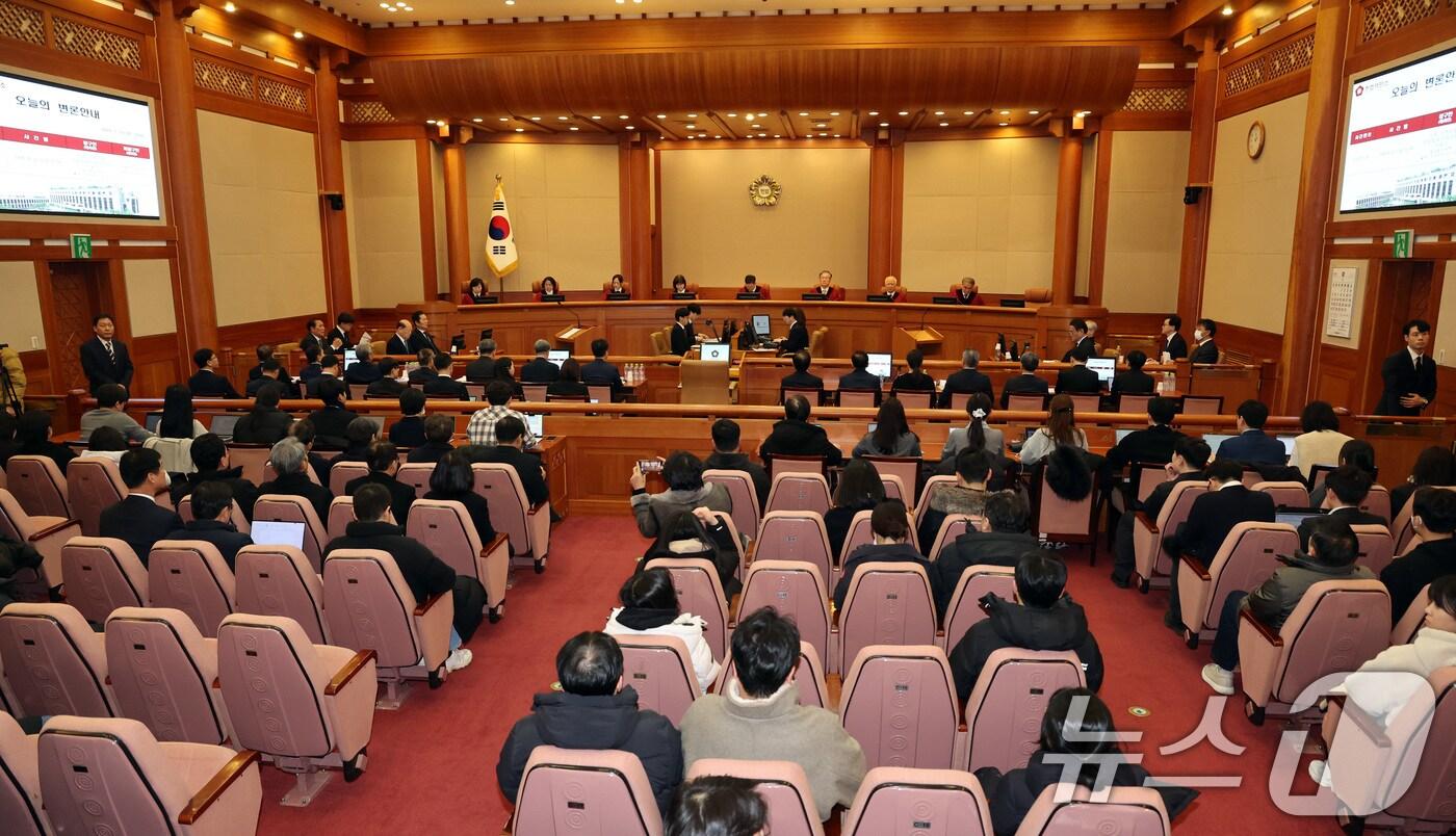 윤석열 대통령 탄핵심판 2차 변론기일이 진행된 16일 오후 서울 종로구 헌법재판소 심판정에서 변론기일이 진행되고 있다. 왼쪽부터 정계선, 김복형, 정정미, 이미선, 문형배, 김형두, 정형식, 조한창 재판관. &#40;공동취재&#41; 2025.1.16/뉴스1 ⓒ News1 황기선 기자