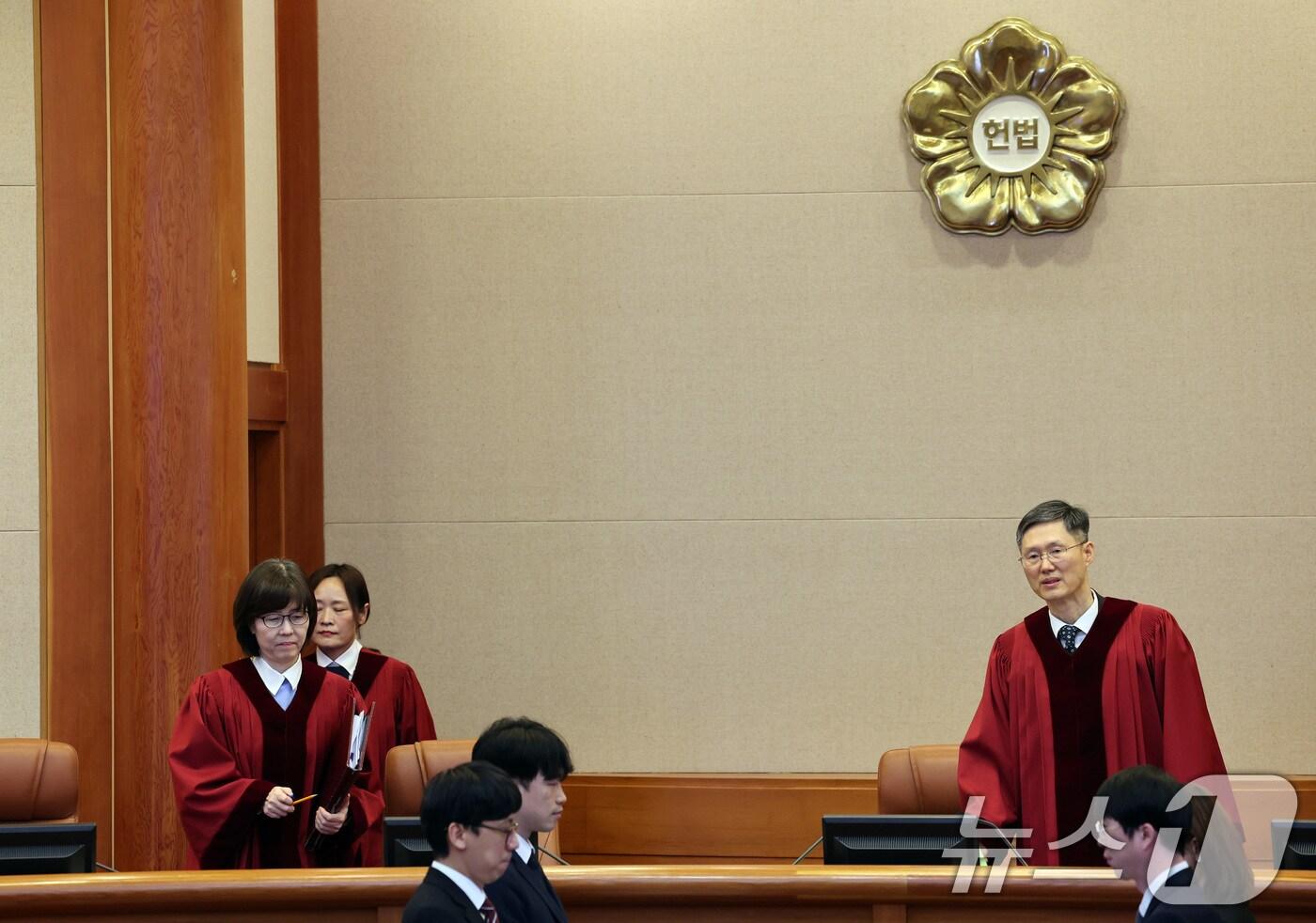 본문 이미지 - 윤석열 대통령 탄핵심판 2차 변론기일이 진행된 16일 오후 서울 종로구 헌법재판소 심판정에서 문형배 헌법재판소장 권한대행 등 헌법재판관들이 입장하고 있다. (공동취재) 2025.1.16/뉴스1 ⓒ News1 황기선 기자