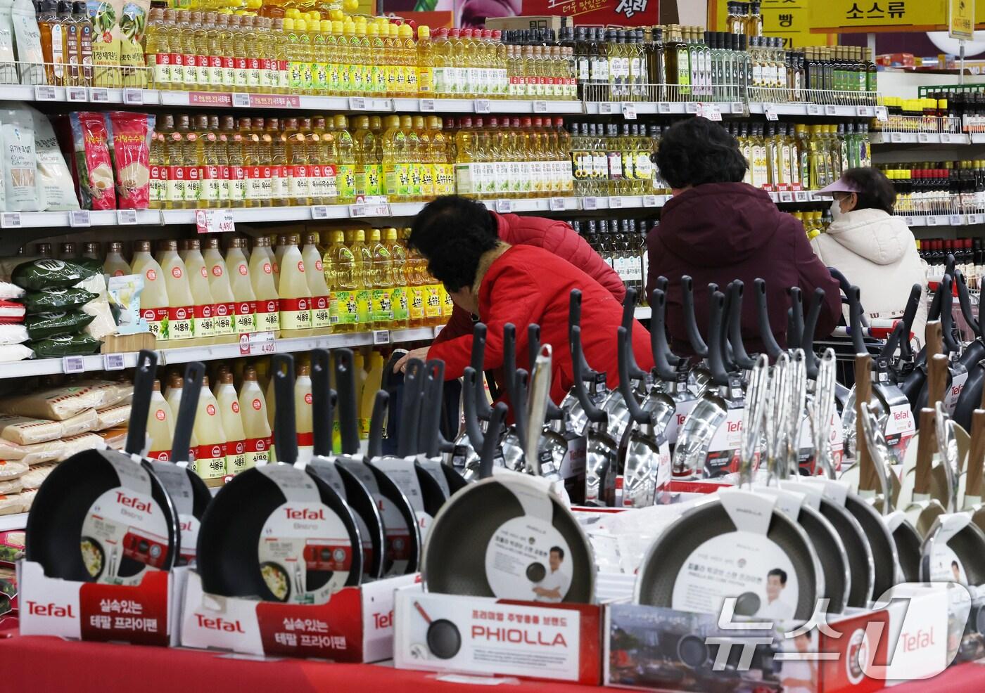 환율 급등 등의 영향으로 수입제품 가격 수준이 석달째 상승세를 보인 가운데 16일 서울 한 대형마트에서 시민들이 가공 식품류를 살펴보고 있다. 2025.1.16/뉴스1 ⓒ News1 송원영 기자