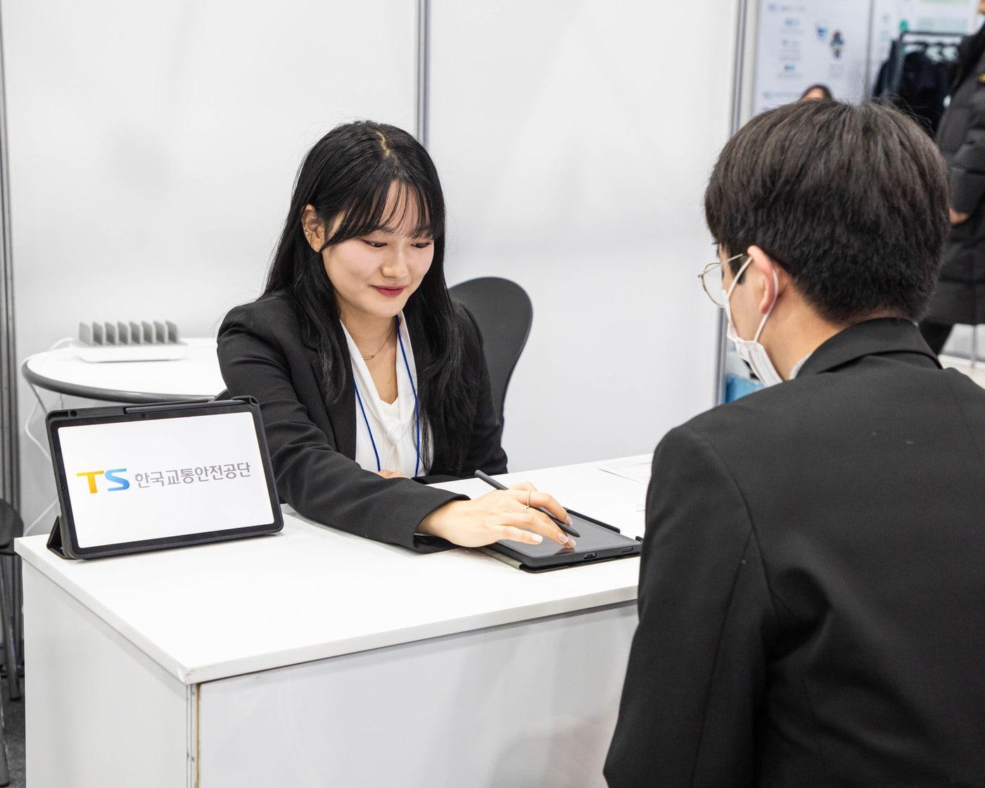 본문 이미지 - 한국교통안전공단 공공기관 채용정보 박람회 상담부스 모습.&#40;한국교통안전공단 제공&#41;