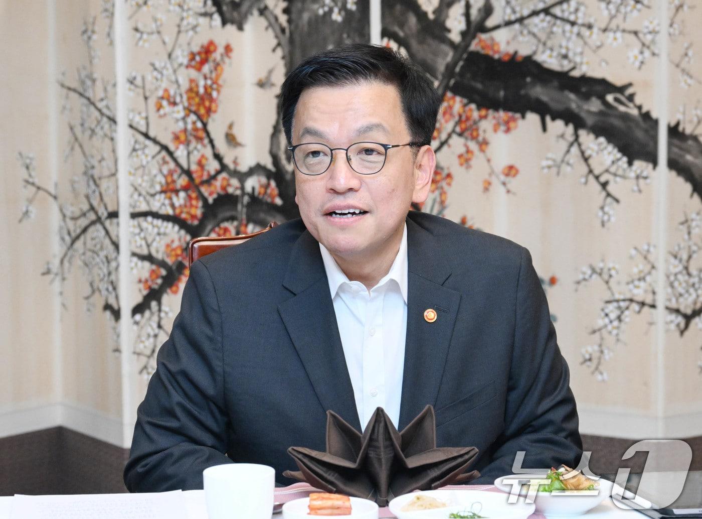 본문 이미지 - 최상목 대통령 권한대행 부총리 겸 기획재정부 장관이 지난 16일 서울 종로구 정부서울청사에서 소상공인 오찬간담회를 하고 있다. (기재부 제공) /뉴스1