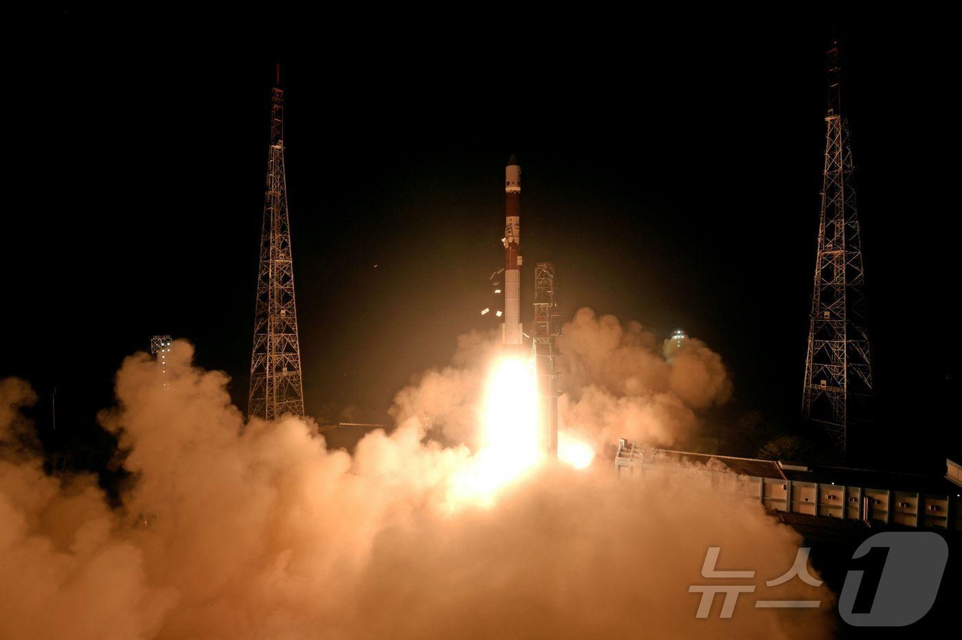 30일&#40;현지시간&#41; 인도 동남부 안드라 프라데시주의 사티시 다완 우주센터에서 인도우주연구기구&#40;ISRO&#41;의 극궤도위성발사체&#40;PSLV&#41; 로켓이 발사되는 모습. 이 로켓에는 우주 도킹 임무&#40;SpaDeX&#41;에 투입되는 두 개의 인공위성이 탑재됐다. 사진은 ISRO 제공. 2024.12.30 ⓒ AFP=뉴스1 ⓒ News1 김지완 기자