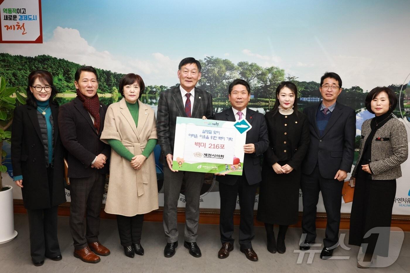 제천시의회가 복지시설 등에 써 달라며 백미 등을 전달했다.(제천시의회 제공)/뉴스1 