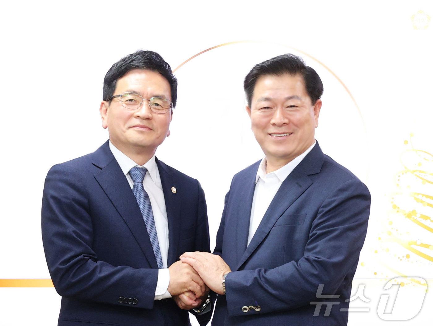 본문 이미지 - 이지석(왼쪽)시의장과 박승원 시장.(광명시 제공)