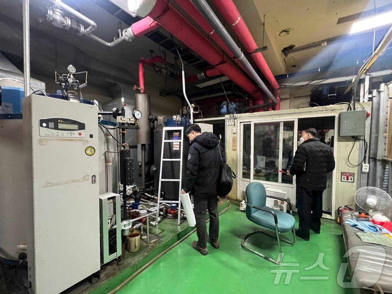 본문 이미지 - 옥천군 관계자들이 사업장을 찾아 현장 점검을 하고 있다. (옥천군 제공) /뉴스1 