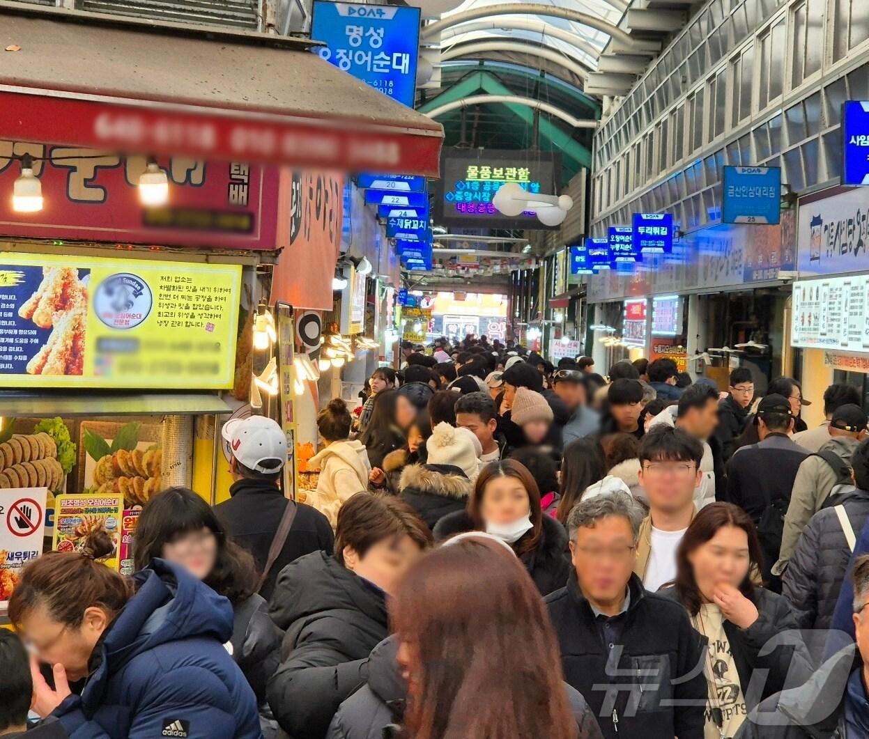 본문 이미지 - 강릉중앙시장 먹거리 골목 찾은 나들이객.(뉴스1 DB)