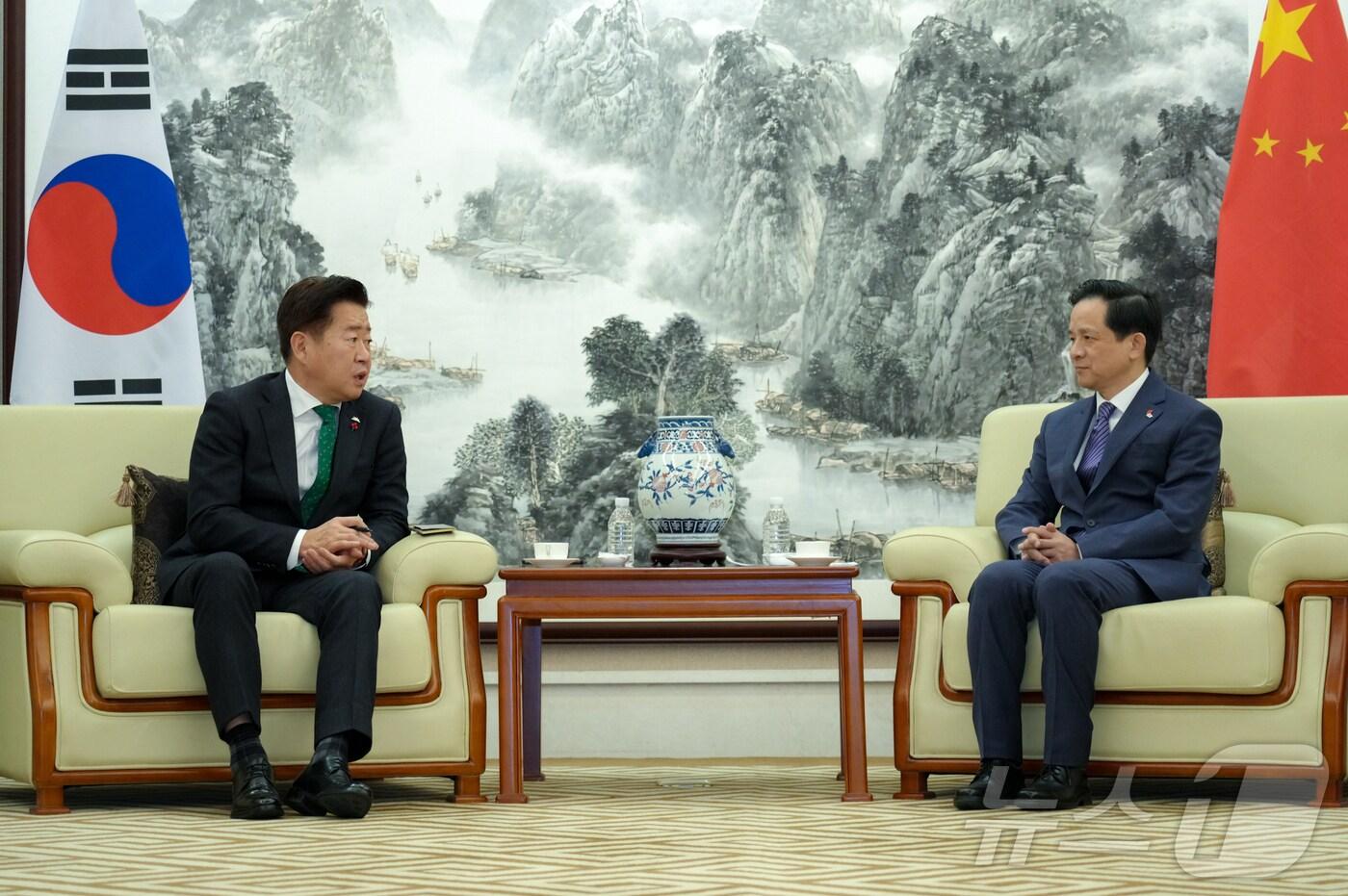 오영훈 제주지사와 다이빙&#40;戴兵&#41; 신임 주한중국대사가 지난 15일 주한 중국대사관에서 접견하고 있다.  &#40;제주도 제공&#41;