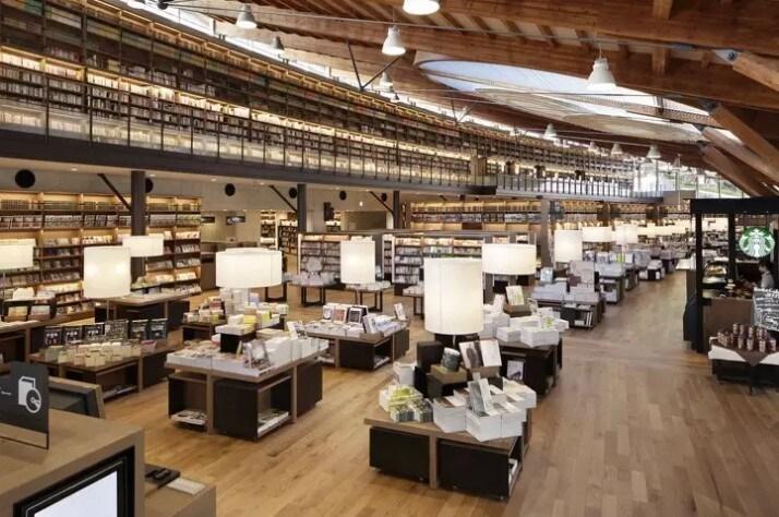 본문 이미지 - 일본 사가현에 위치한 다케오시 도서관의 내경 갈무리. 한국 코엑스의 별마당 도서관의 모델로 알려져 있다. (출처 : 다케오시 도서관 누리집) 2025.01.16